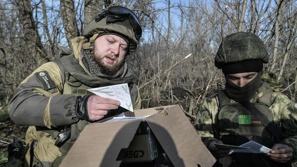 Передача писем и подарков бойцам на передовой - Sputnik Қазақстан