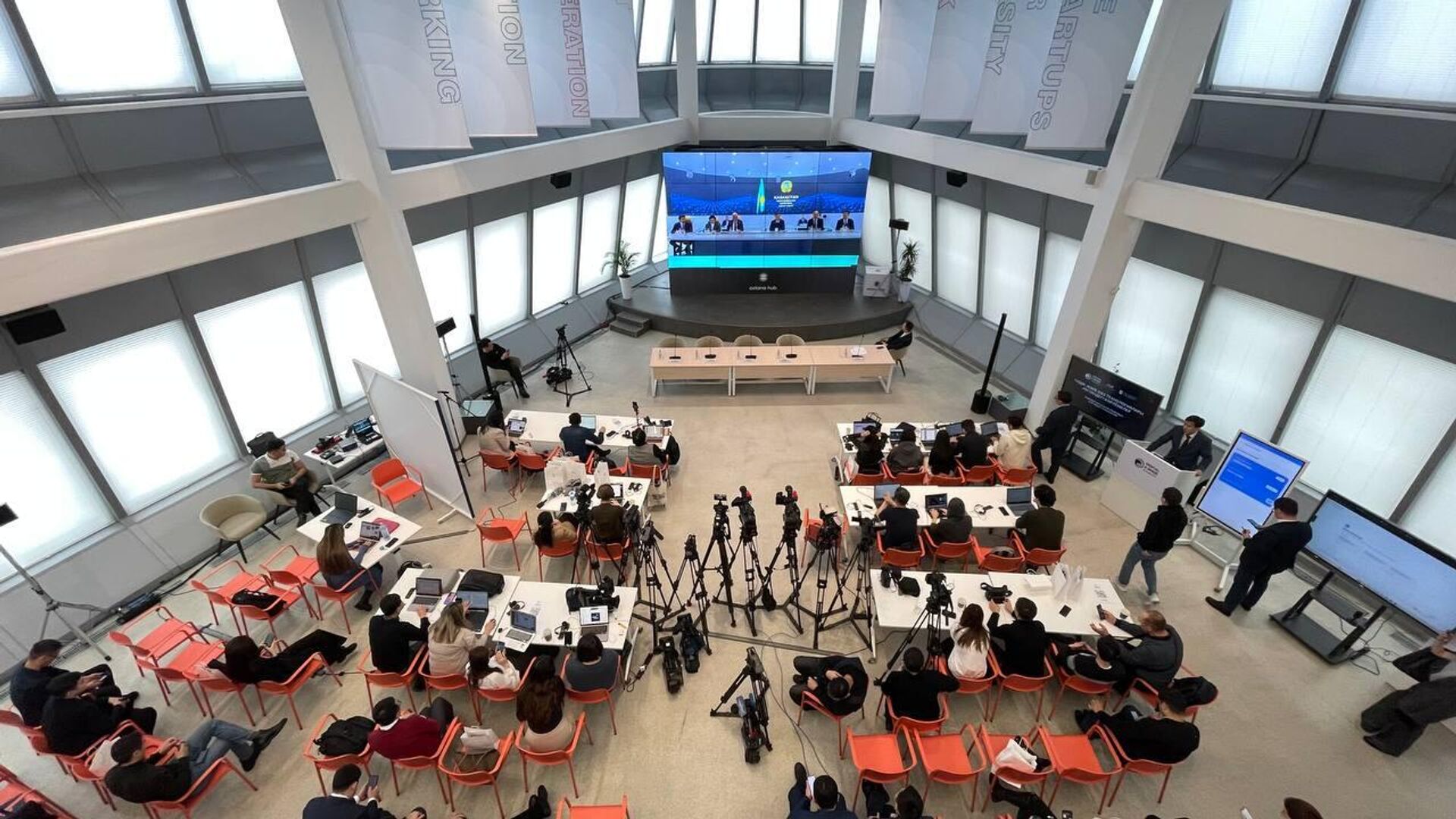 AstanaHub ғимаратындағы бүгінгі үкімет отырысы AstanaHub ғимаратындағы бүгінгі үкімет отырысы - Sputnik Қазақстан, 1920, 24.12.2024