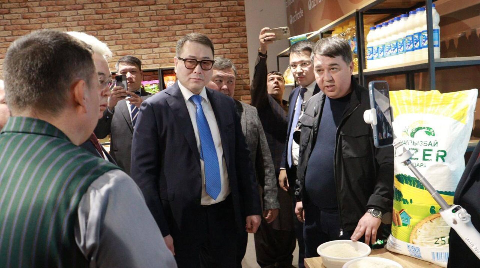 Рабочая встреча главы Минторга Казахстана Армана Шаккалиева с Министром инвестиций, промышленности и торговли Узбекистана Лазизом Кудратовым Рабочая встреча главы Минторга Казахстана Армана Шаккалиева с Министром инвестиций, промышленности и торговли Узбекистана Лазизом Кудратовым - Sputnik Казахстан, 1920, 17.03.2025