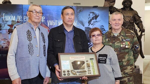 Церемония передачи медальона и личных вещей участника Великой Отечественной войны Тукена Мендышева его родственникам - Sputnik Казахстан