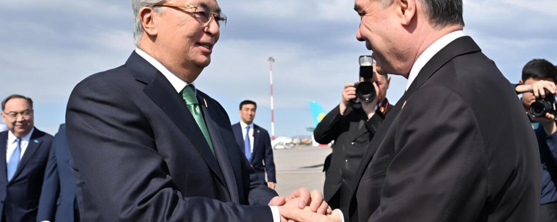 Гурбангулы Бердымухамедов прибыл в Казахстан, в аэропорту его встретил Касым-Жомарт Токаев - Sputnik Казахстан, 1920, 21.04.2025