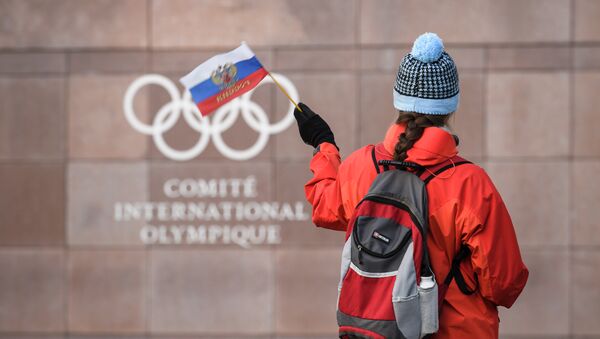 Флаг России на фоне надписи возле штаб-квартиры МОК - Sputnik Казахстан